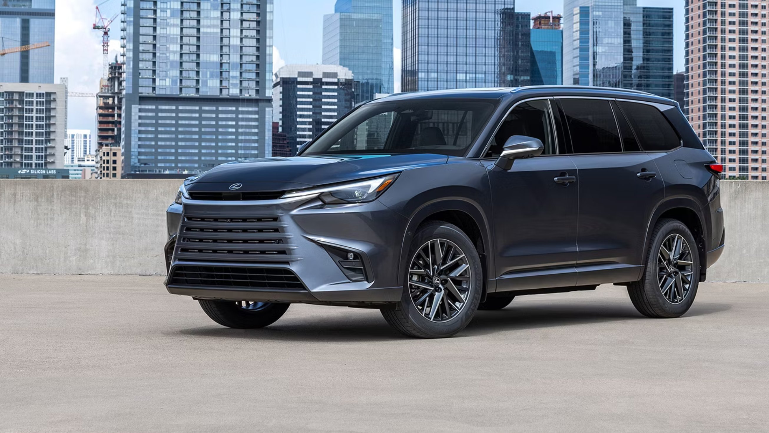 Lexus TX в городской архитектурной среде