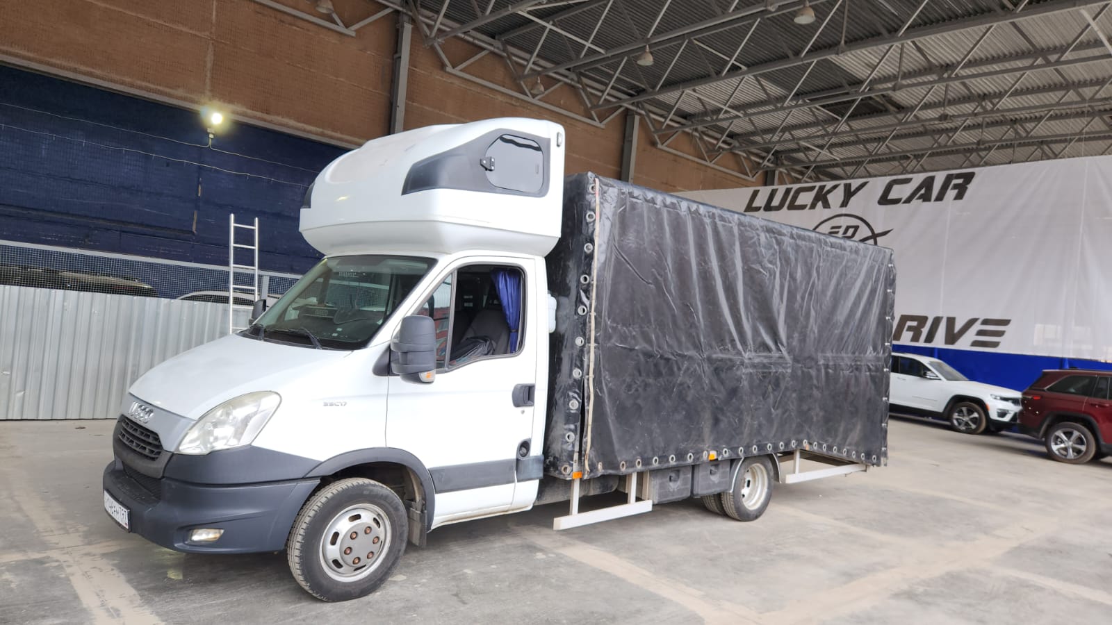 Крытый эвакуатор Iveco Daily компании Лаки Кар